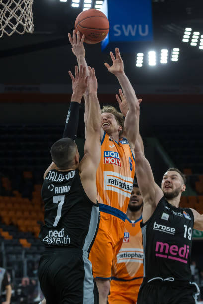 由前锋劳尔 由前锋劳尔